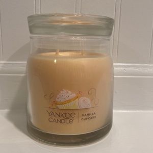 Vanilla cupcake 🧁 candle 🕯️ 
Brand New!!
2 wicks!
